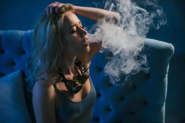 Паровая концепция, сексуальная молодая женщина в нижнем белье, испаряющая электронную сигарету — стоковое фото