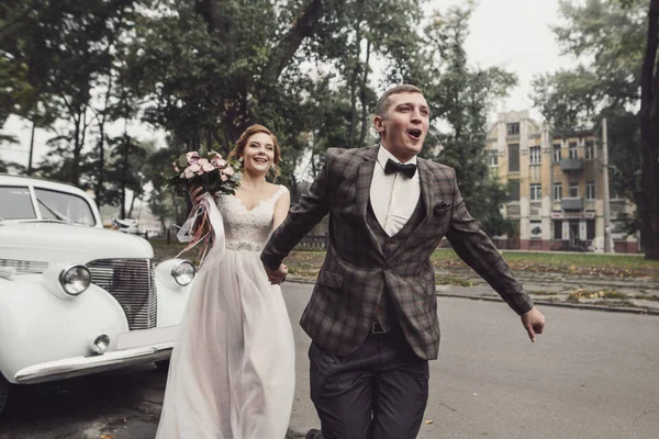 ちょうど結婚されていたカップル走るネラ レトロ車 — ストック写真