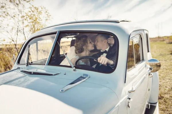 Újak a régi vintage autó, esküvő házaspár — Stock Fotó