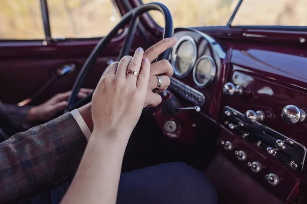 Manos de recién casados con anillos de cerca. Concepto de boda. Enfoque selectivo — Foto de Stock