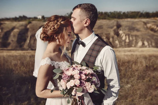若い結婚式のカップル - 新鮮な水の新郎と花嫁の結婚式の日に屋外でポーズ (トーンのカラー画像) — ストック写真