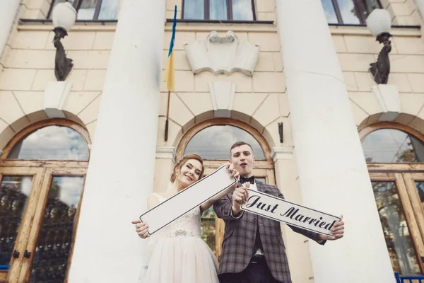 Braut und Bräutigam mit einem handgefertigten Ehering. Hochzeitstag. — Stockfoto