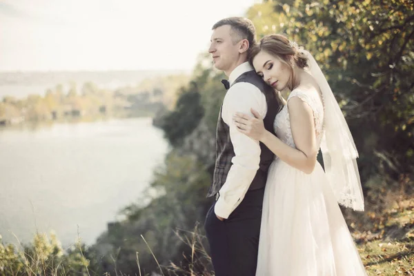 若い幸せな結婚式のカップル。白人の花嫁と花婿を採用. — ストック写真