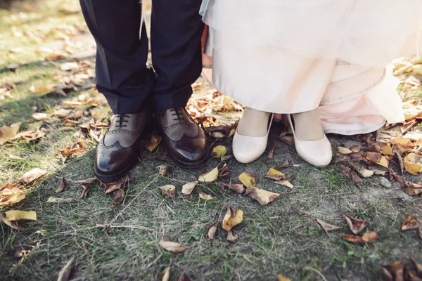 Voeten van de bruid en bruidegom, bruiloft schoenen. Cross verwerkt afbeelding voor vintage look — Stockfoto