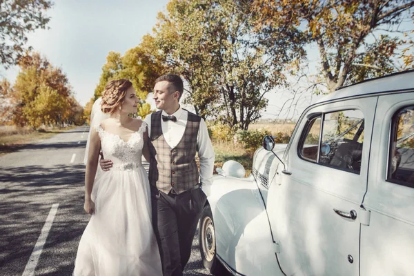 Menyasszony és a vőlegény előtt kék vintage kabrió — Stock Fotó