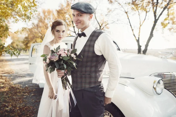 Beau portrait de mariée et marié dans la nature, marié dans le chapeau — Photo