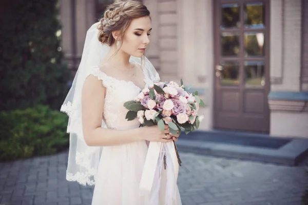 素敵な花束と屋外の美しい花嫁 — ストック写真