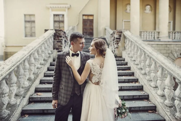 Boldog menyasszony és a vőlegény is állandó a lépcsőn — Stock Fotó