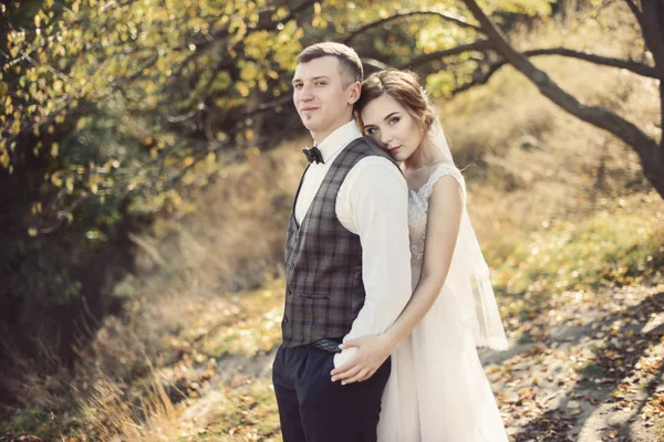 Young gelukkig bruidspaar. Kaukasische bruid en bruidegom omarmen. — Stockfoto