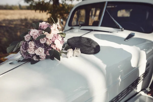 Свадебный букет на винтажном свадебном автомобиле — стоковое фото