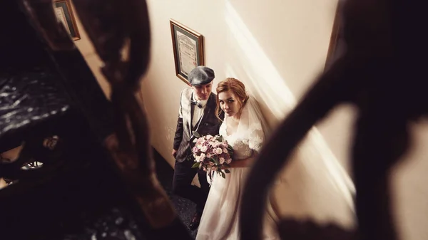 Menyasszony és a vőlegény a lépéseket csípő esküvő — Stock Fotó