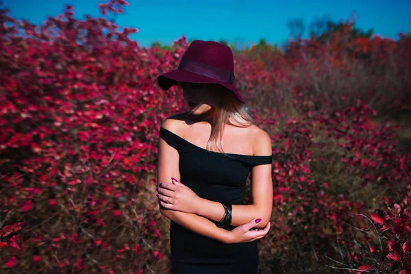 Mode portret dramatische donkere diepe schaduw, van hoeden op schoonheid vrouw — Stockfoto