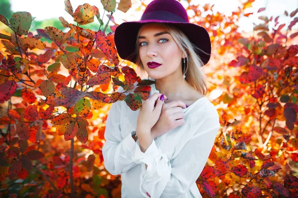 Ritratto di affascinante ragazza in cappello e nero. Giovane donna con spalla nuda guardando la fotocamera — Foto Stock