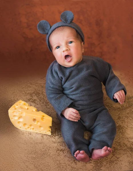 Pequena menina bonito na criança e chapéu do mouse — Fotografia de Stock