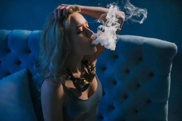 Jeune belle femme fumant (vaping) e-cigarette avec de la fumée — Photo