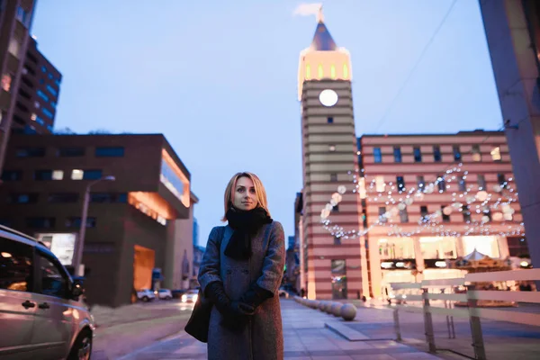 Joven bonita mujer caminar en la ciudad por la noche . — Foto de Stock