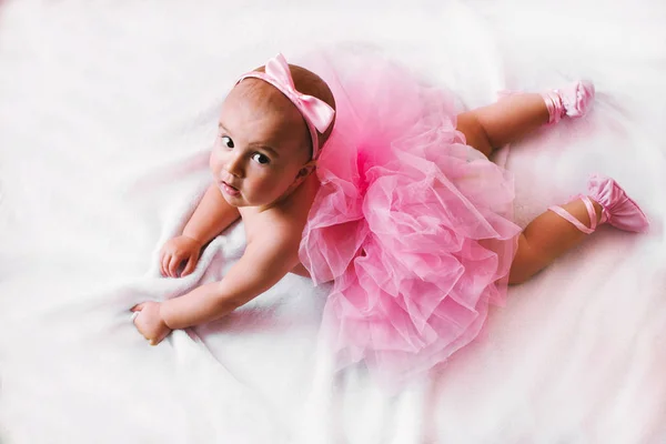 Милая новорожденная девочка в юбке из пачки — стоковое фото