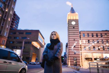 Sokakta yürüyen güzel genç bir kadın.