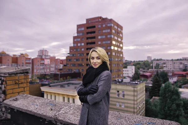 Hermosa mujer de negocios de pie en la azotea de un rascacielos — Foto de Stock