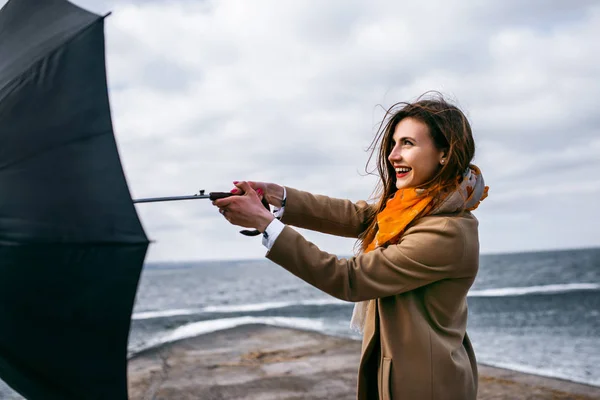 Pelirroja con paraguas junto al mar — Foto de Stock