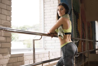 Koşu bandı iş dışarı sonra dinlenme havlu ile genç kadın