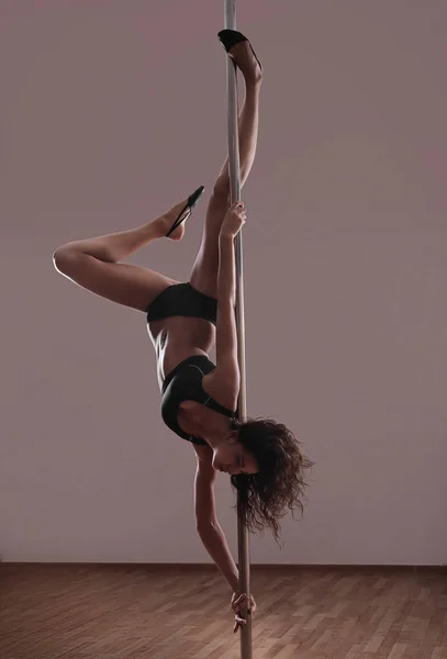 Mulher sexy bonita realizando pole dance — Fotografia de Stock