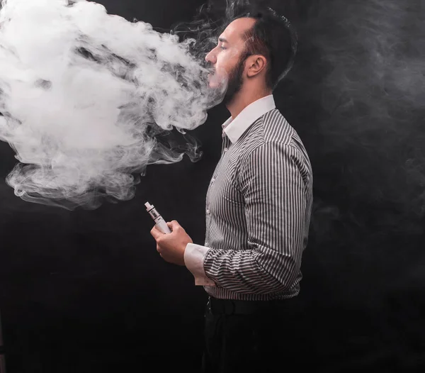 Man smoking electronic cigarette vaponizer — Stock Photo, Image