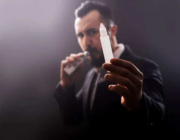 Internetowych mężczyznę trzymającego e ciecz. Stop dla niepalących start vaping smaczne e ciecz lub cieczy e sok. Urządzenie wapowanie jest bardzo ludowy gadżet — Zdjęcie stockowe
