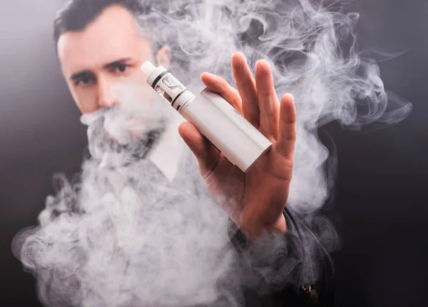 Sigara adam vape mod sigara elinde tutar. Çok duman.