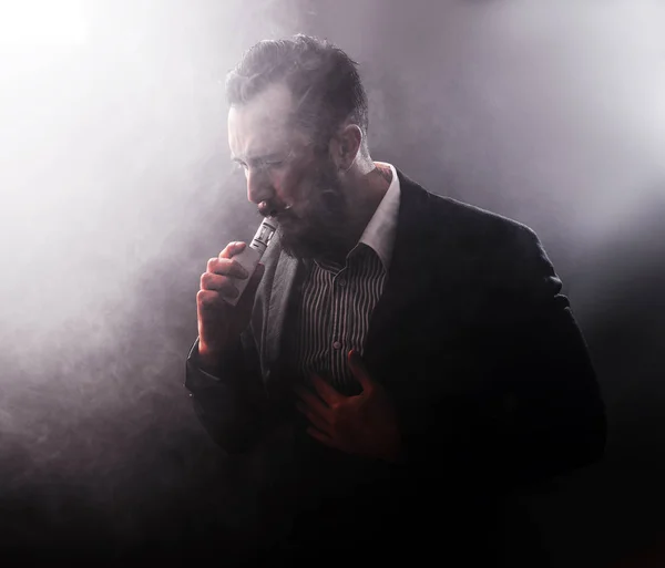 Köhögés egy csomó, vaponizer elektronikus cigaretta használata után az ember — Stock Fotó