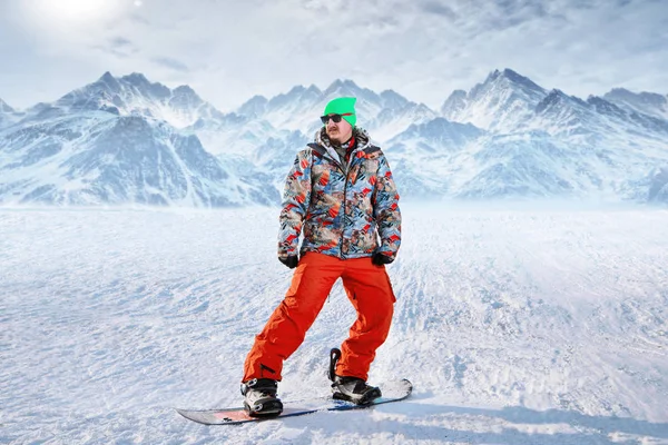 아름 다운 산의에 대 한 밝은 운동복의 snowboarder — 스톡 사진
