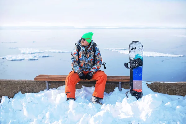 스노 빙산과 얼어붙은 바다 근처 벤치에 앉아 — 스톡 사진