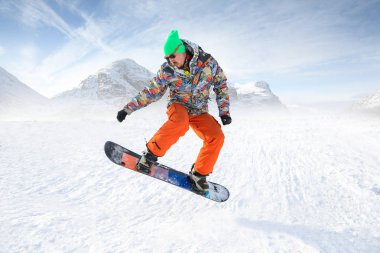 Yüksek dağlarda atlama snowboard