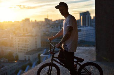 BMX binici eylem gökyüzü gün batımında.