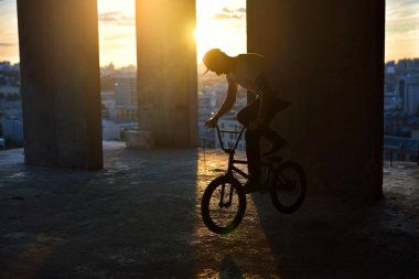 BMX freestyle. Bmx yapan bir adam.