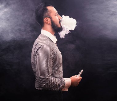 Sakal vaping erkeklerle ve Buhar bulutu serbest bırakır.
