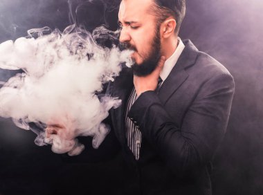 Sigara içen adam öksürük