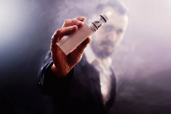 Man's hand holding electronic vaporizer — Stock Photo, Image