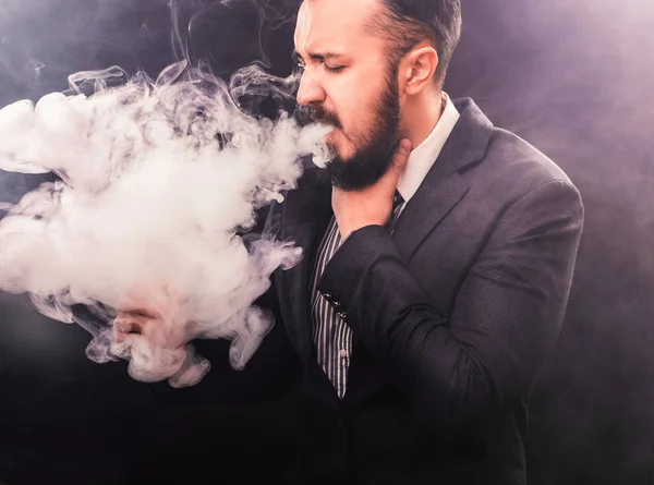 Sigara içen adam öksürük
