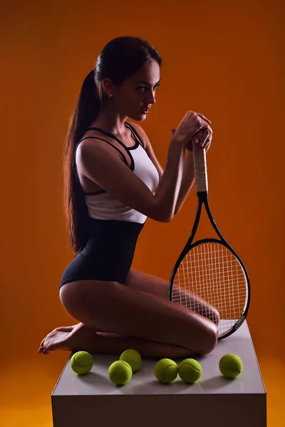 Молода сексуальна тенісистка сидить . — стокове фото
