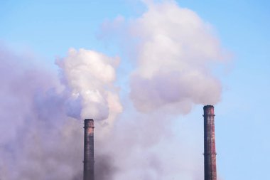 duman mavi gökyüzü karşı fabrika, duman yığını.