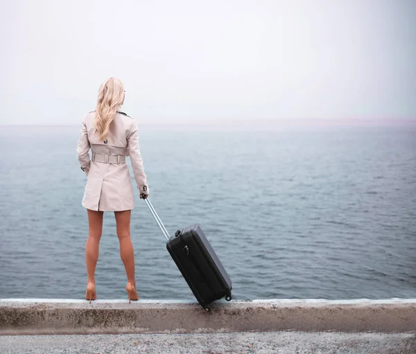 Weibliche Reisende mit Blick aufs Meer, Reisen und aktives Lifestylekonzept — Stockfoto