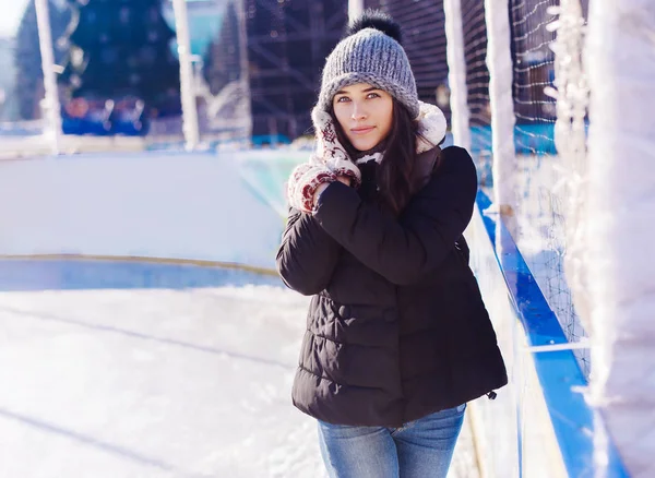 スケート場に行きアイス スケートと美しい若い女性 — ストック写真