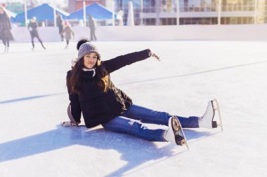 Buz pateni Buz pateni pisti üzerinde oturan kadın. başarısız girişimi