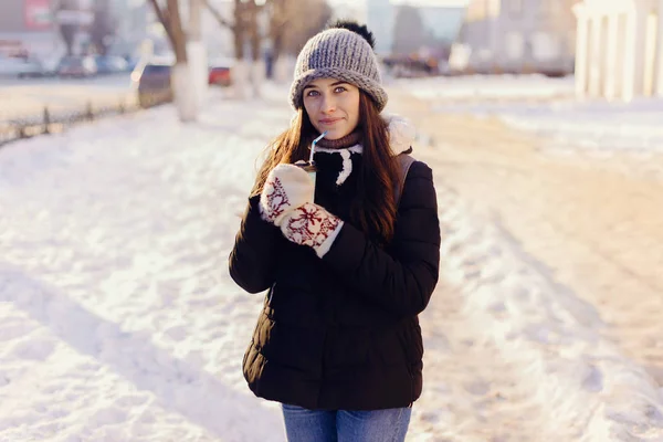 Belle jeune femme debout à l'extérieur à la rue de la ville et tenant café tasse à emporter . — Photo