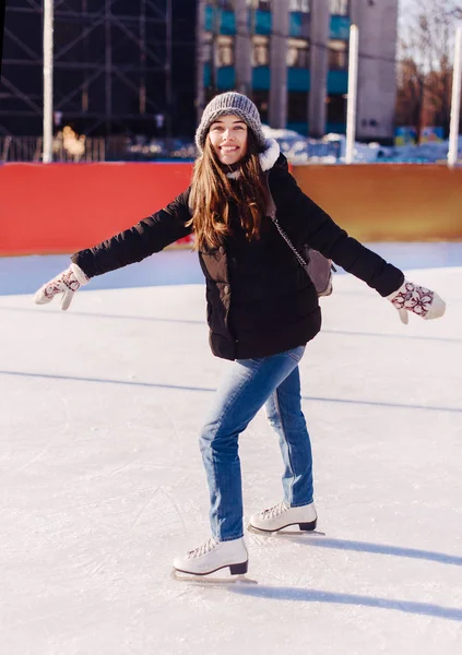 Pretty woman ice skating — Stock Photo, Image