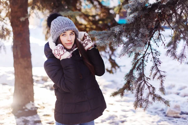 Χριστούγεννα κορίτσι πορτραίτου. Ηλιόλουστη μέρα. Νεαρή γυναίκα ομορφιά έχοντας διασκέδαση στο Winter Park. Καλή διάθεση, πλεκτό καπέλο και γάντια — Φωτογραφία Αρχείου