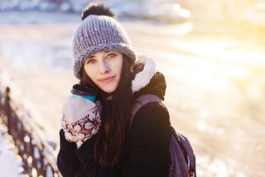 Kış kış, karlı gününde dışarı çıkmak bir kahve tutan güzel kadın portresi.