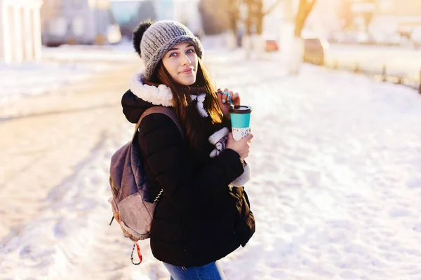 バックパックと屋外の女の子。冬に行きコーヒー — ストック写真