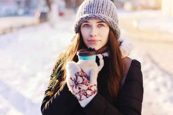 若い Womandrinking コーヒー。冬のコンセプト — ストック写真